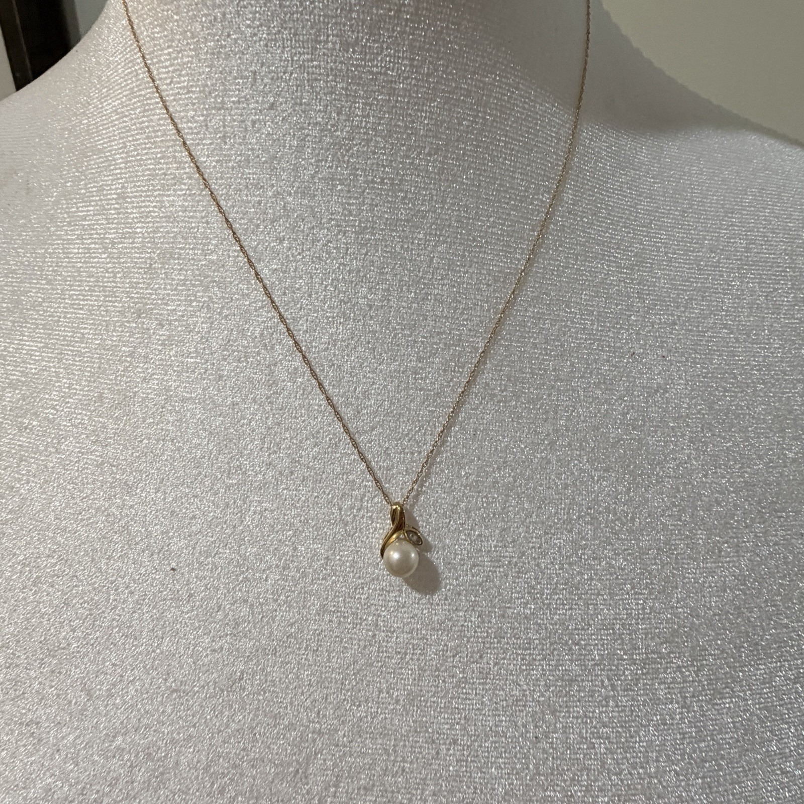 10 Kt Gold 18 Pearl Necklace With Diamond Accents